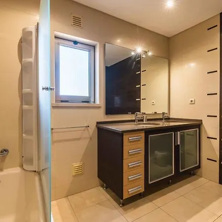 Hugo - Bright Modern Walk To Restaurants Villa