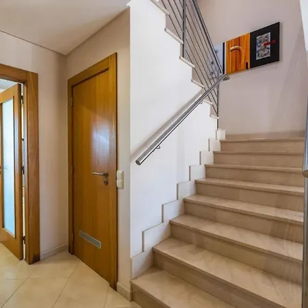 Hugo - Bright Modern Walk To Restaurants Villa *